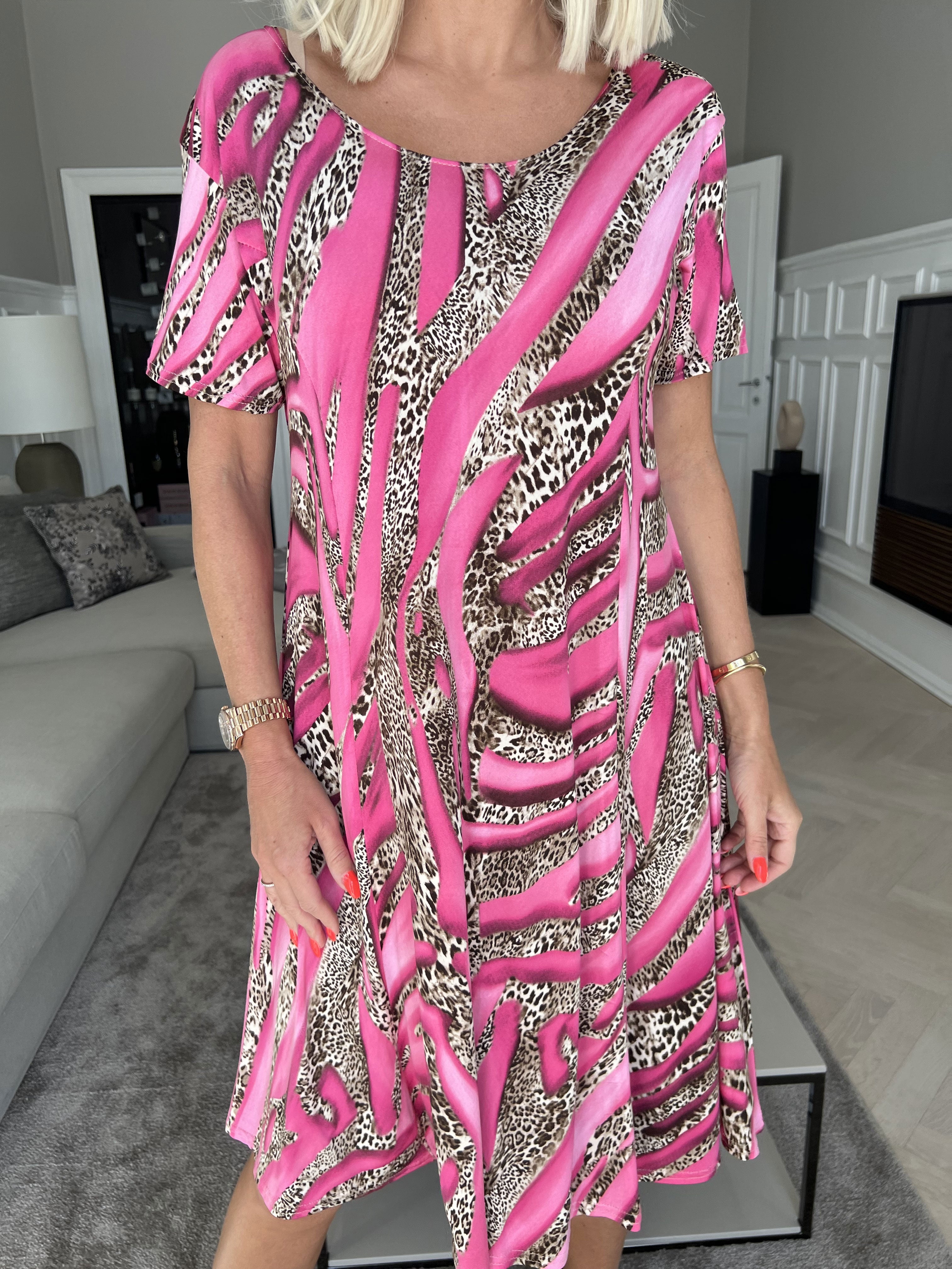 Lala - Elastisk klänning med ränder i leopardmönster